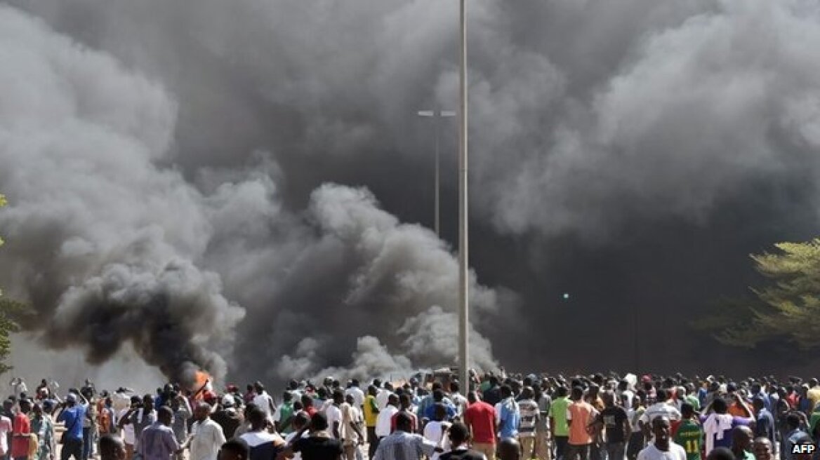 Μπουρκίνα Φάσο: Εξαγριωμένοι διαδηλωτές έβαλαν φωτιά στο κοινοβούλιο